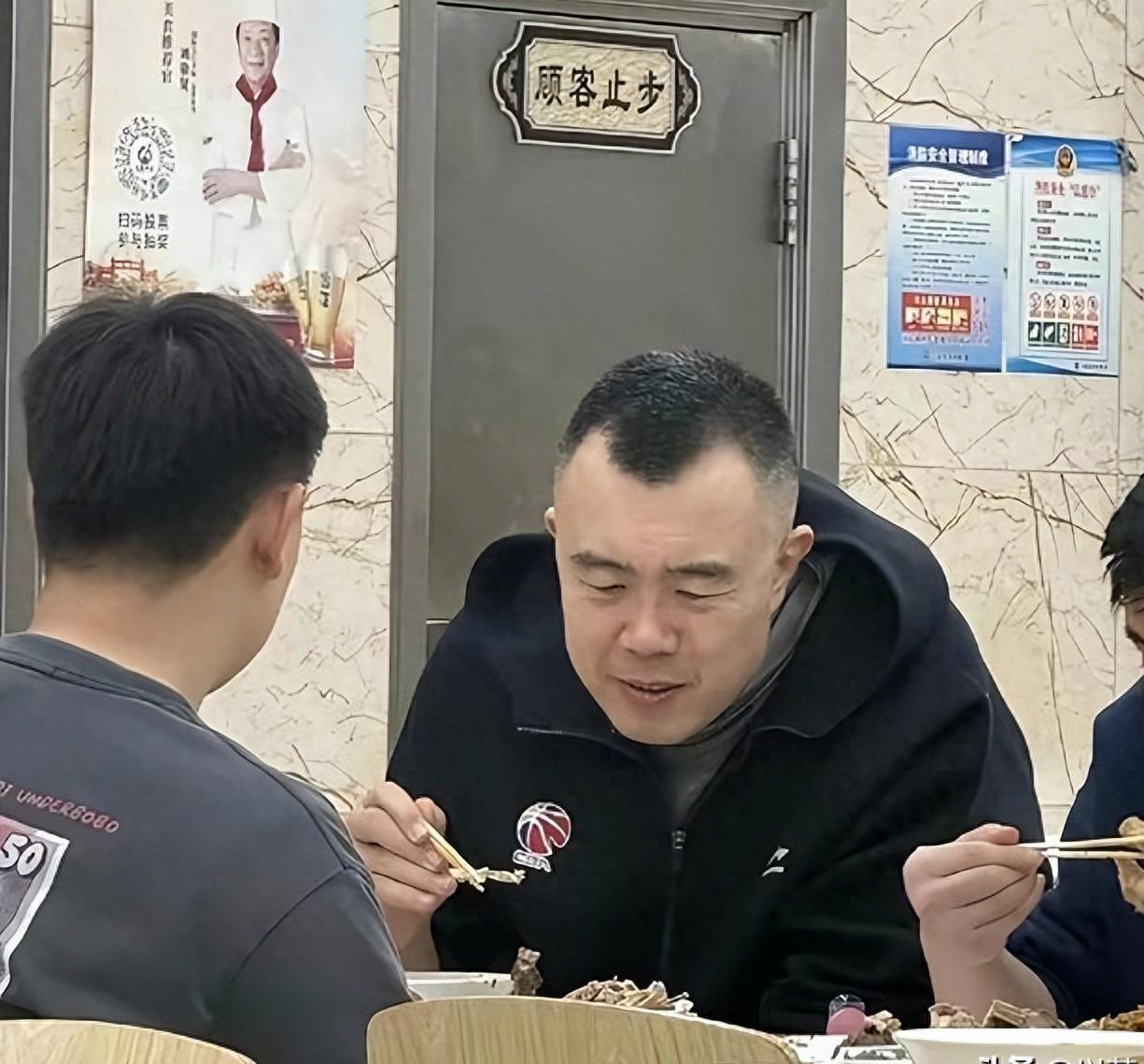 NBA直播-38岁韩德君现状:退役拒当教练,弃百万年薪进编制,每天准点下班